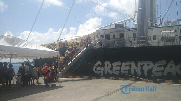 Wisatawan Kunjungi Kapal Legendaris Greenpeace, Rainbow Warrior di Pelabuhan Benoa