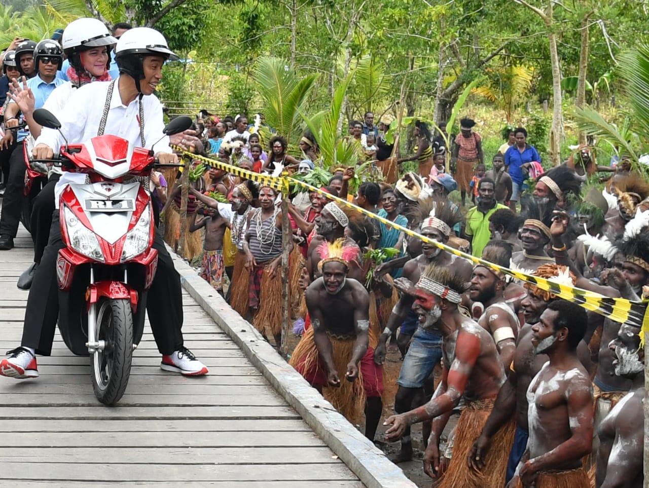 Berboncengan Sepeda Motor dengan Ibu Iriana, Presiden Tinjau Infrastruktur di Asmat