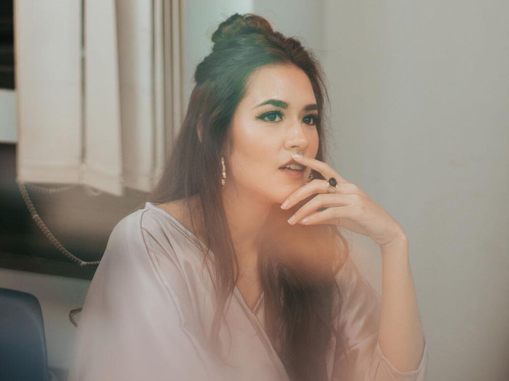 8 Potret Raisa Dengan Mimik Serius Ini Bukti Bahwa Cantiknya Ga Luntur yess... 