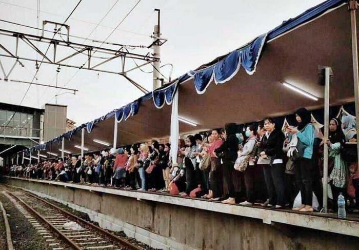 Gara-gara Pak Menteri, Mereka Lelah Berdiri di Stasiun Duri