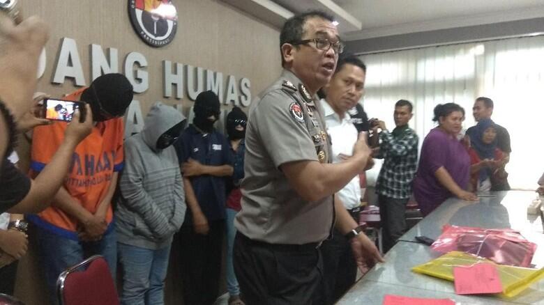 Polisi Gerebek Pesta Seks Komunitas Lesbian di Surabaya