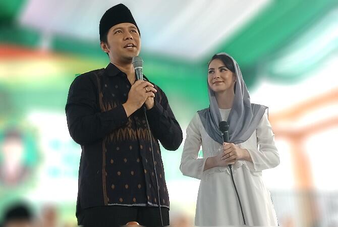 Seniman Jatim Mengarak Foto Khofifah-Emil