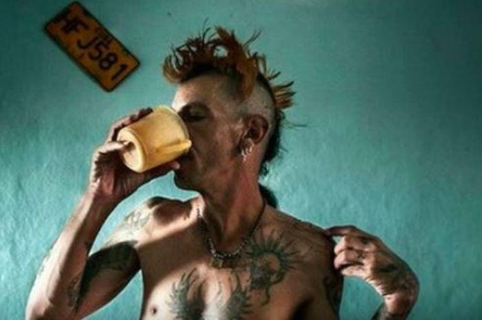 Ketika Sekelompok Punk Sengaja Menyuntikkan Virus HIV ke Tubuh Sendiri