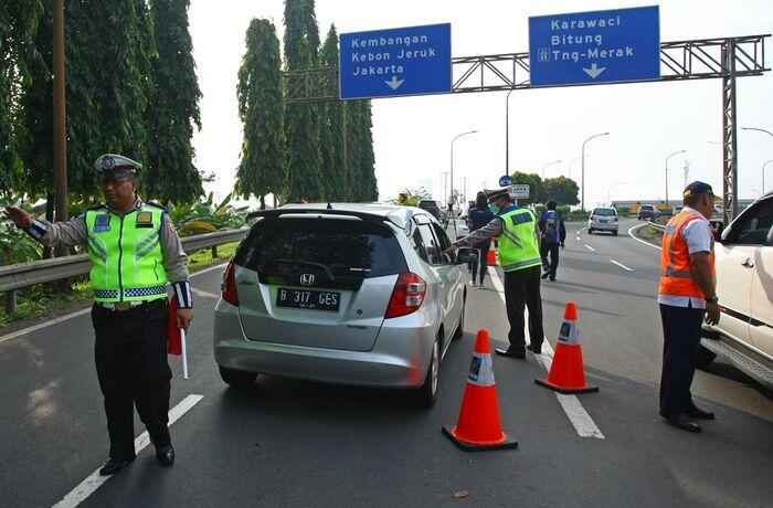 Keluh di hari pertama ganjil-genap dua ruas tol