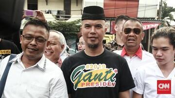 Ahmad Dhani Pakai Kaus #2019GantiPresiden di Sidang Perdana