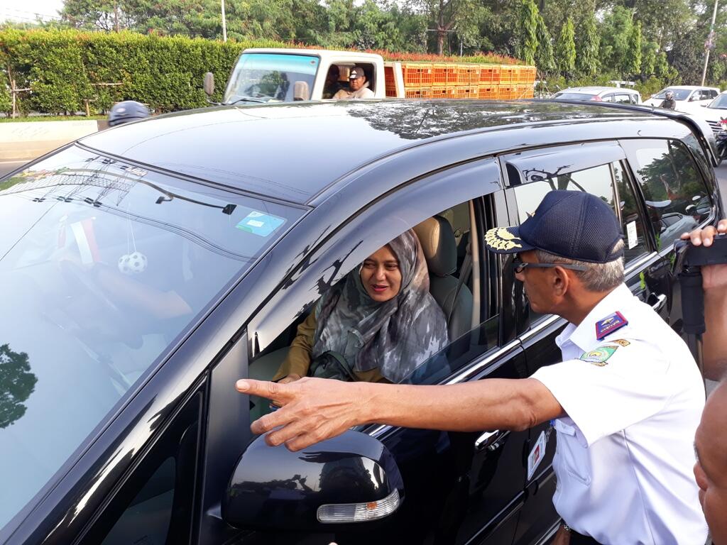 Puluhan Mobil Pelat Ganjil Putar Balik di GT Tangerang II