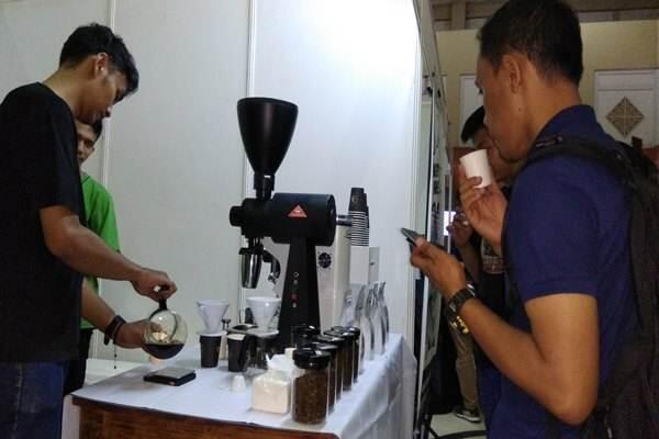 Politeknik Negeri Jakarta Fasilitasi Puluhan Pebisnis Kopi Berjualan Bersama