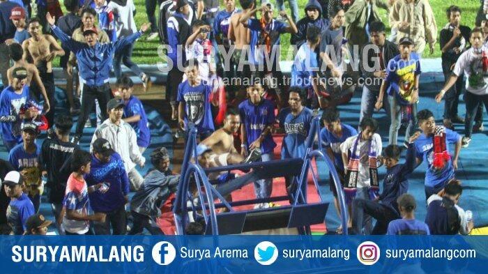 Parade Foto Kerusuhan di Stadion Kanjuruhan Saat Laga Arema Fc Vs Persib Bandung