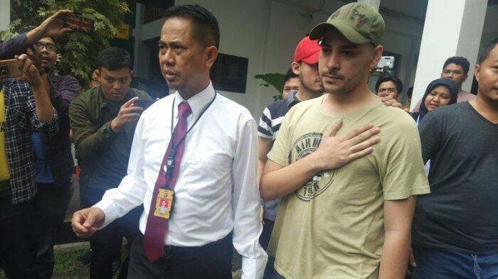 Hirup Udara Bebas, Riza Shahab Pegang Dada Bilang Alhamdulillah