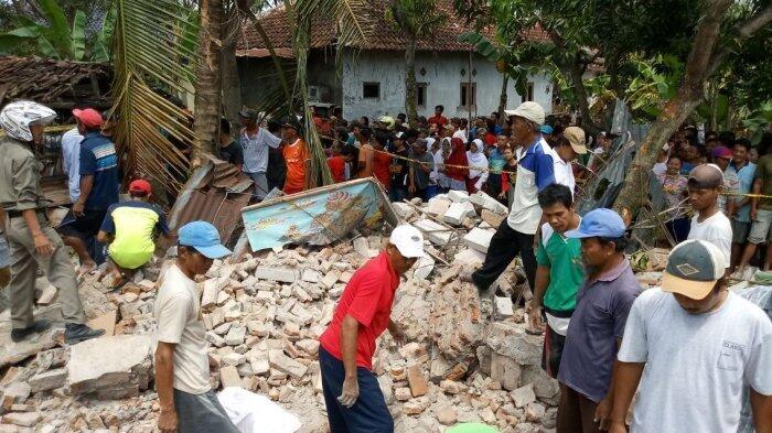Tujuh Orang Tewas Tertimpa Bangunan Tua di Sanggar Kesenian Wayang Kulit Hidayat Jati