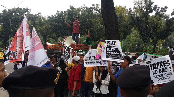 Massa Aksi FAM JAYA Geruduk Balai Kota Tagih Janji Anies Sandi