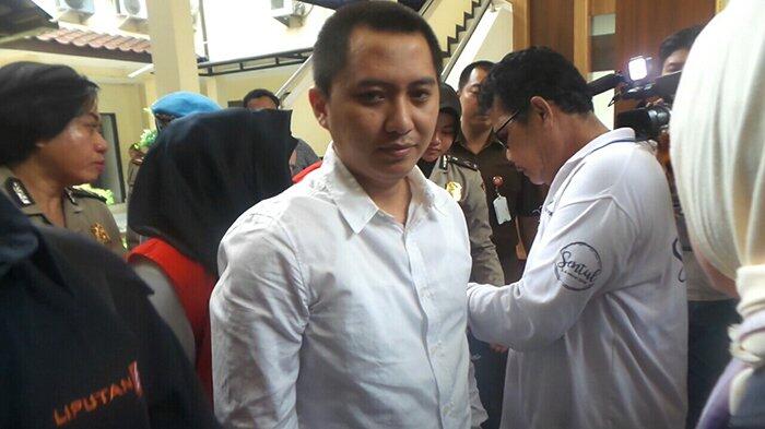 Bos First Travel Kenakan Kemeja Merk Ternama Louis Vuitton saat Hadiri Sidang