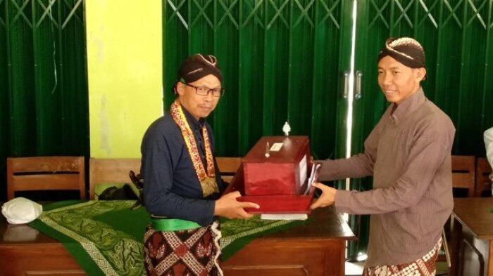 Keraton Yogyakarta Serah Terima Ubo Rampe kepada Juru Kunci Gunung Merapi