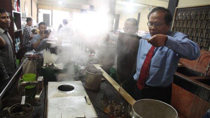 Ketika Rizal Ramli Jadi Barista Kopi Saat Berkunjung ke Aceh