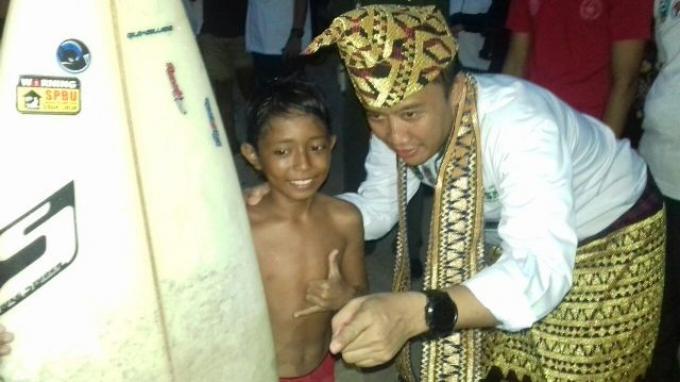 Menpora Imam Nahrawi Semangati Peselancar Cilik Asal Krui