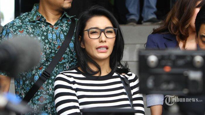 Pilihan Model Dress Simpel Minimalis ala Tyas Mirasih Untuk Acara Formal