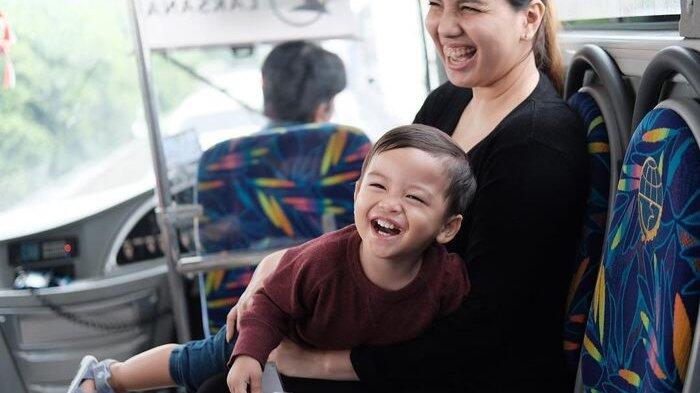 Bahagianya Anak Tya Ariestya Itu Sederhana, Cukup Jalan-jalan Naik Transportasi Umum
