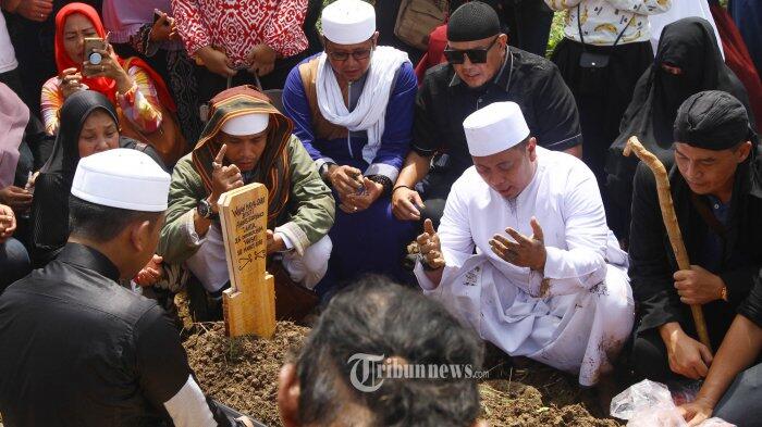 Dikunjungi Temannya, Makam Istri Kedua Opick Sempat Kesulitan Ditemukan