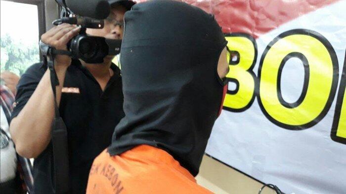 DM Tergiur dengan Kemolekan Tubuh Sepupunya Saat Angkat Galon