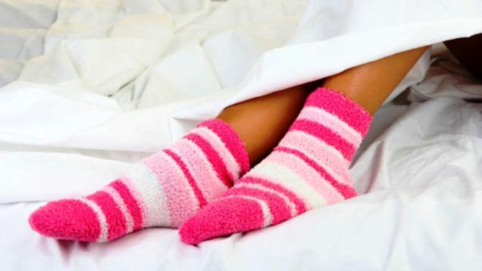 4 Manfaat Pakai Kaus Kaki Basah Saat Tidur, Bisa Sembuhkan Batuk!