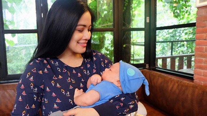 Intip Gaya Feminin Titi Kamal Saat Kenakan Pantsuit, Manis Banget!