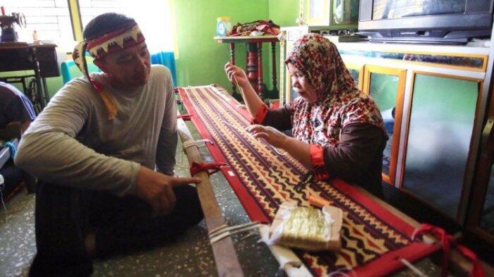 Imam Nahrawi Melihat Pembuatan Kain Tenun Tapis di Pulau Pisang Lampung