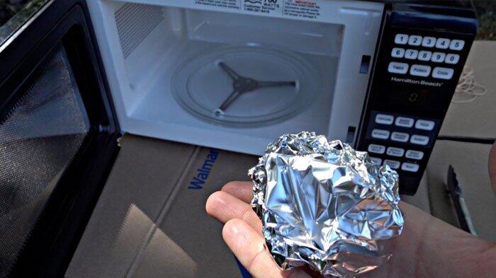 Berbahaya, 8 Benda Ini Tidak Boleh Kamu Panaskan Dalam Microwave