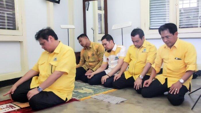 Ketum Golkar Salat Sunah di Rumah Pengasingan Bung Karno di Bengkulu