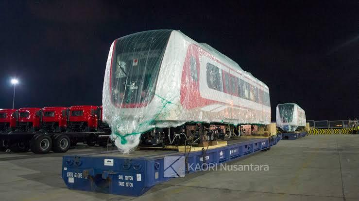 Hore, Kereta LRT Jakarta Mendarat Mulus di Rel Kelapa Gading