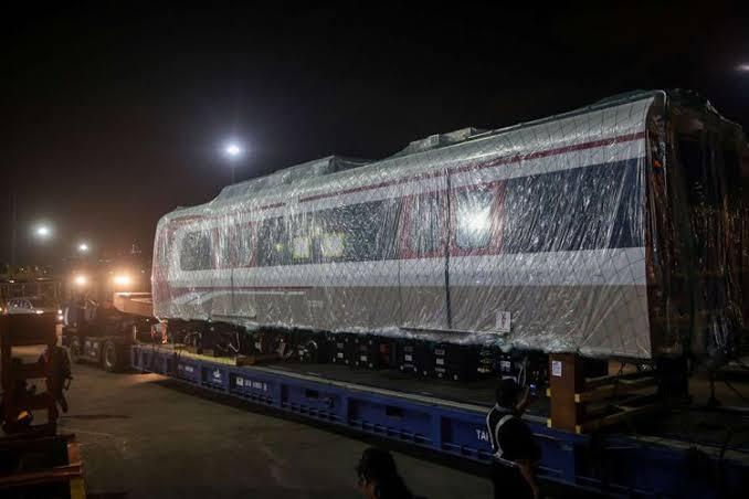 Hore, Kereta LRT Jakarta Mendarat Mulus di Rel Kelapa Gading