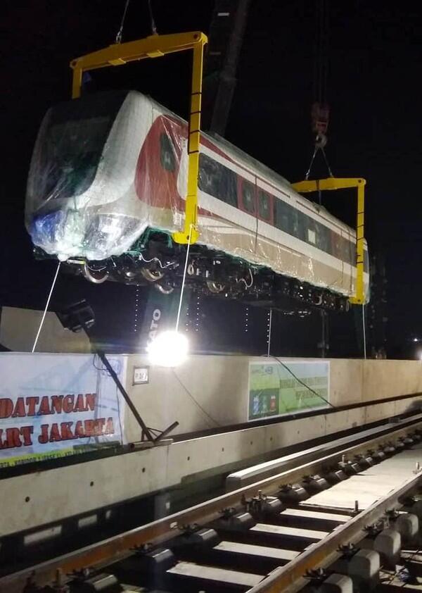 Hore, Kereta LRT Jakarta Mendarat Mulus di Rel Kelapa Gading