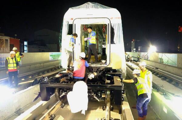 Hore, Kereta LRT Jakarta Mendarat Mulus di Rel Kelapa Gading