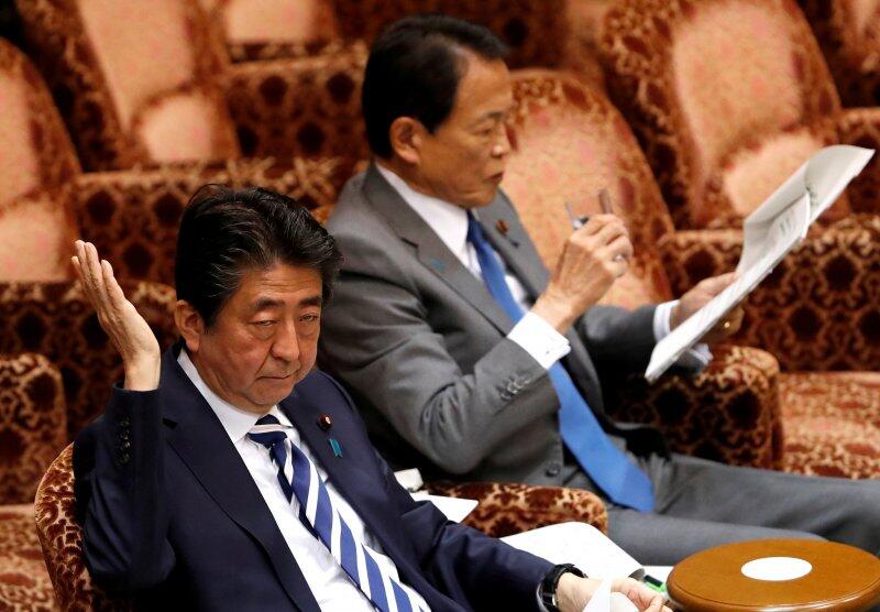 Dituduh Terlibat Skandal, Shinzo Abe Dituntut Mundur