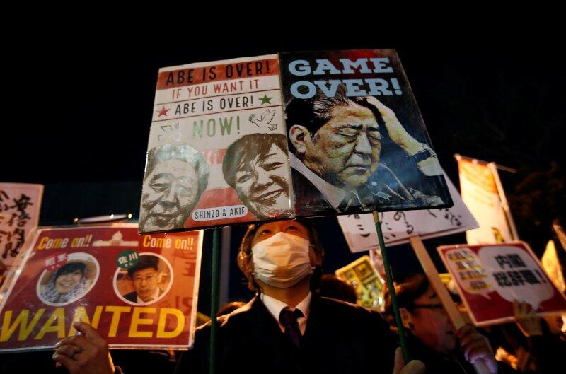Dituduh Terlibat Skandal, Shinzo Abe Dituntut Mundur