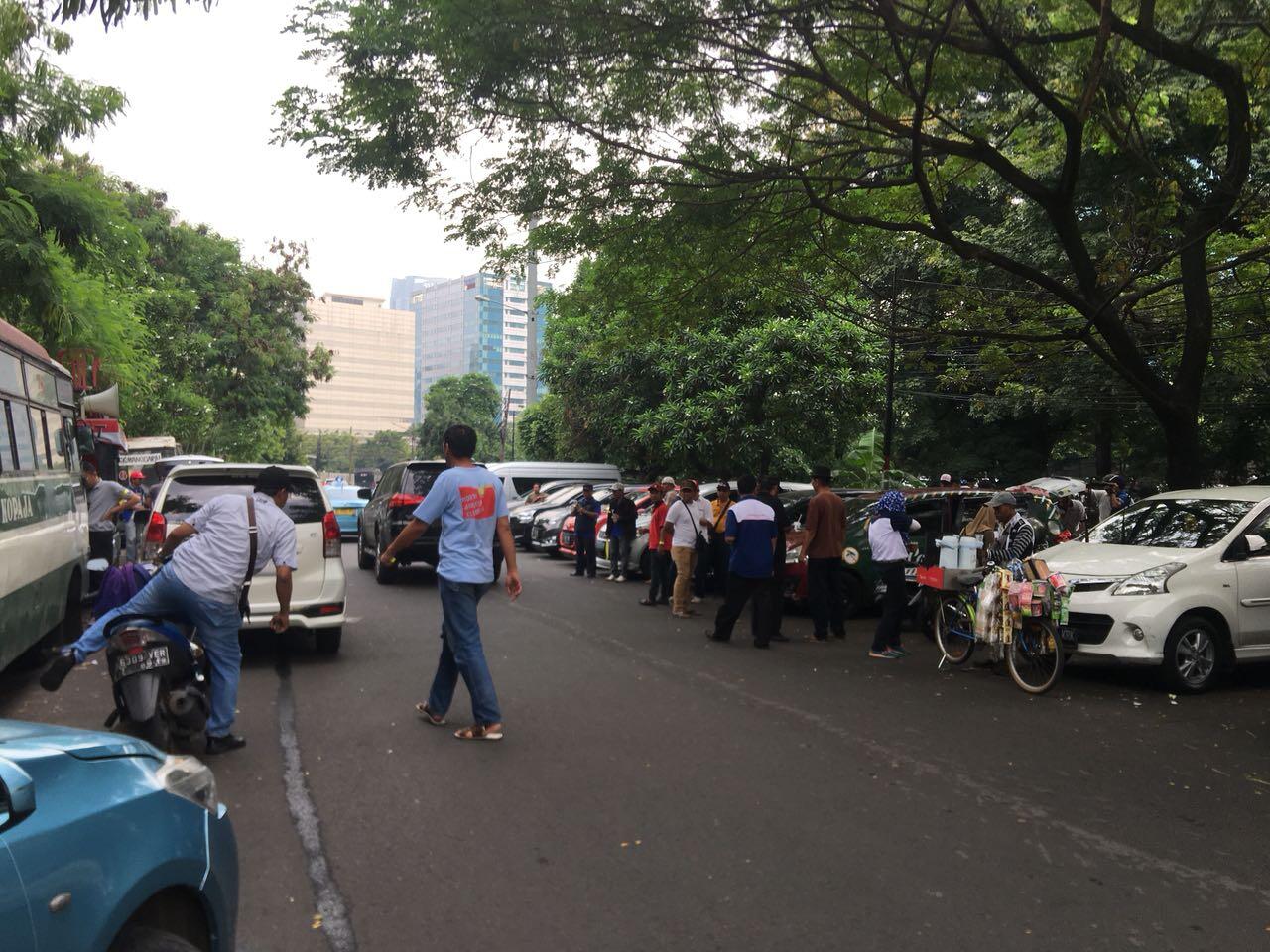 Ratusan Driver Taksi dan Ojek Online Geruduk Kantor Grab dan Gojek