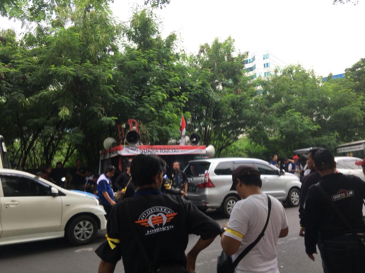 Ratusan Driver Taksi dan Ojek Online Geruduk Kantor Grab dan Gojek