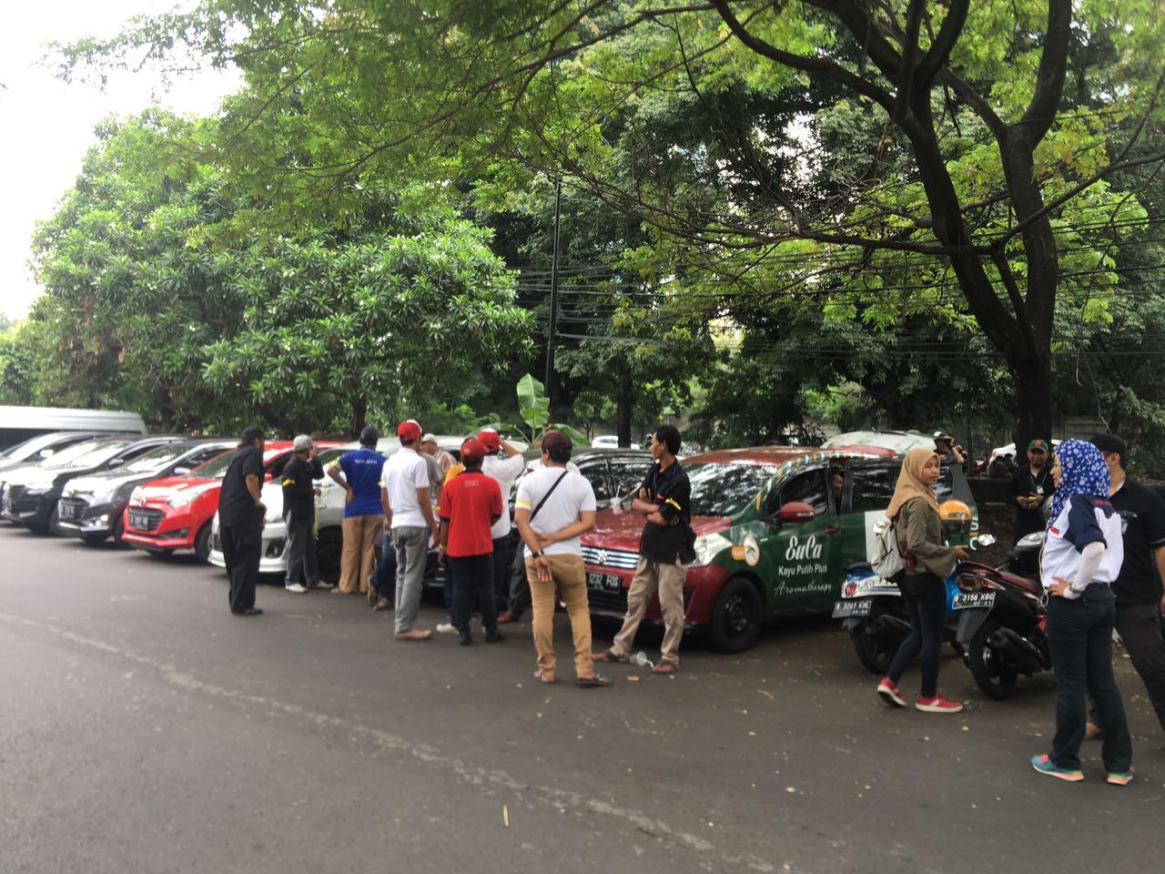 Ratusan Driver Taksi dan Ojek Online Geruduk Kantor Grab dan Gojek