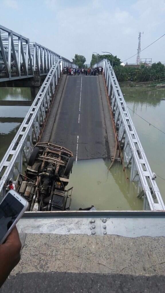breaking news jembatan babat- tuban ambrol