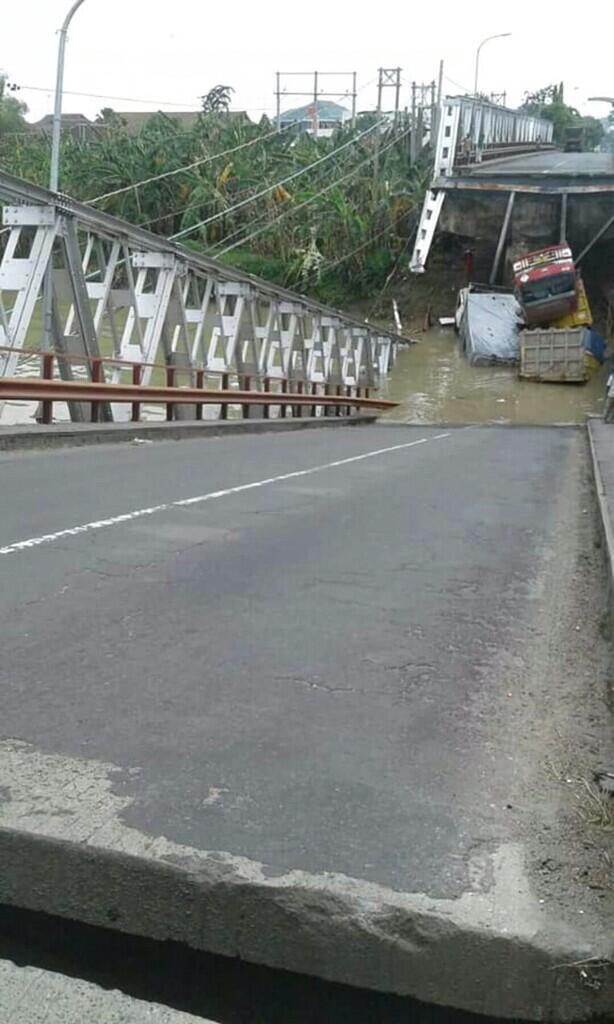 breaking news jembatan babat- tuban ambrol