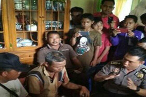 Diduga Berbuat Mesum, Dukun Cabul dan Seorang Nenek Diarak Massa