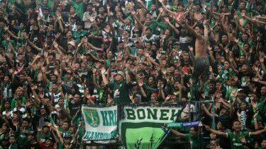 Nasi Bungkus Jinakkan Ribuan Bonek di Stadion Sultan Agung