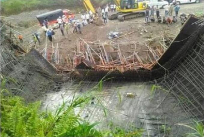 Jembatan Babat-Widang Ambruk, 3 Truk Terjun ke Sungai, Dua Orang Tewas
