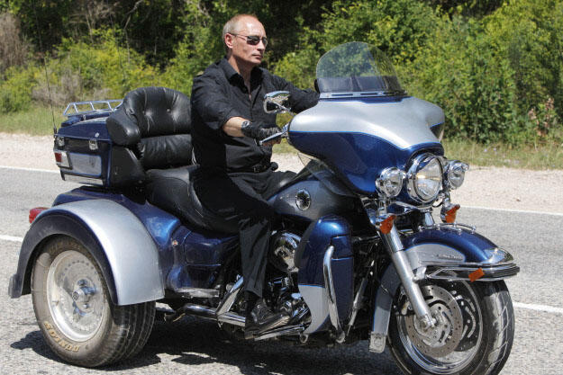 Mirip Jokowi, Vladimir Putin Juga Hobi Motoran