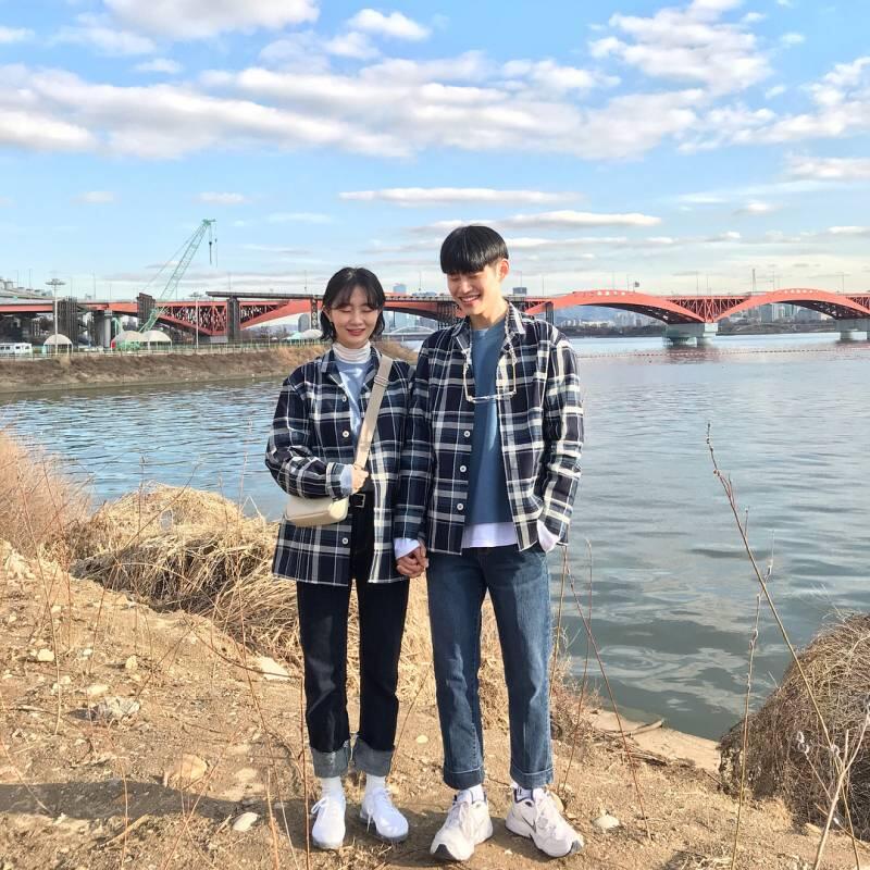 Kembaran Baju Ala Couple Korea Ini Jauh dari Alay. Mau Juga Dong, Yang!