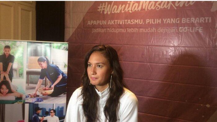 Atraksi Wisatawan yang Menyebalkan di Laut Buat Nadine Chandrawinata