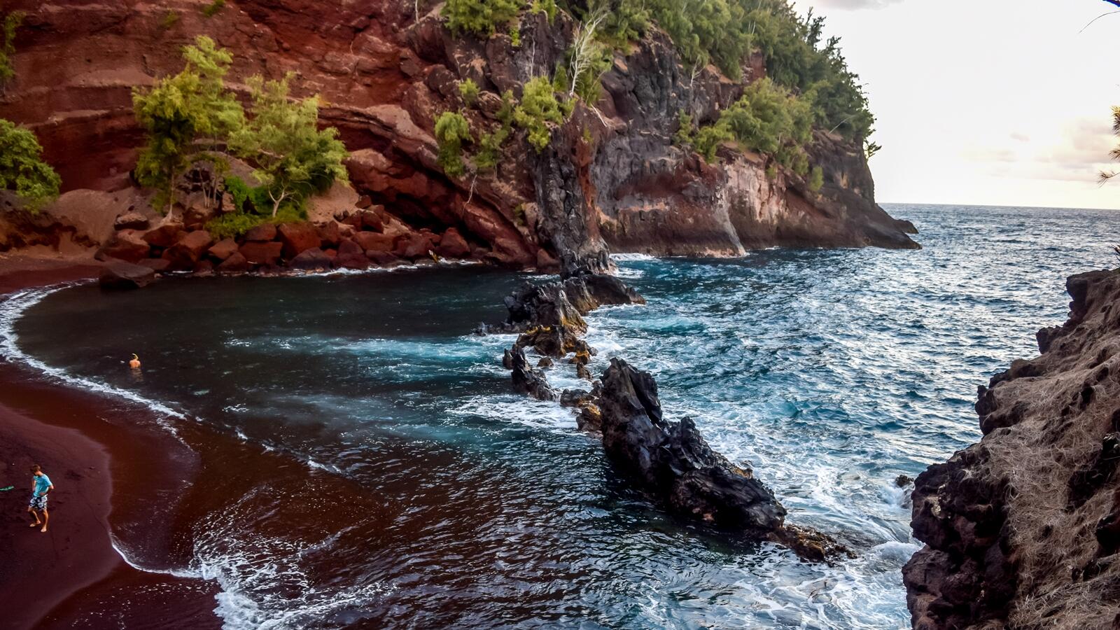 Пляж 7. Гавайи, о.Мауи, Каихалулу. Пляж Каихалулу Мауи. Гавайи пляж Каихалулу. Красный пляж Гавайи.