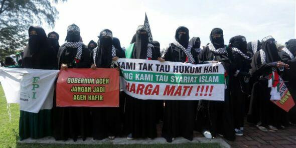 Rusuh, demo FPI Aceh tolak pemindahan lokasi pencambukan, dua orang ditahan