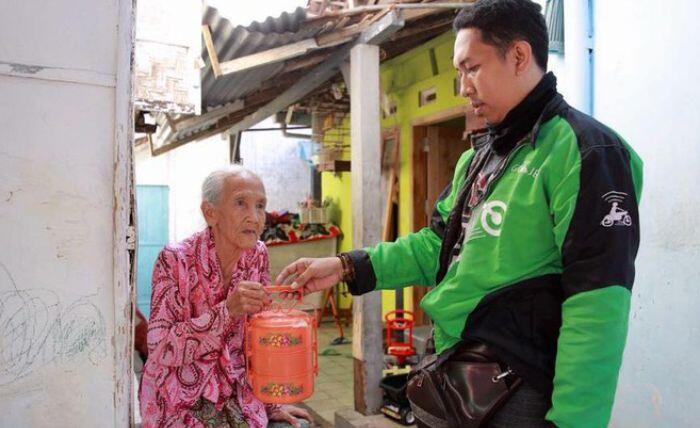 Cerita Inspiratif Ojek Online Tiap Hari Antar Makanan ke Lansia