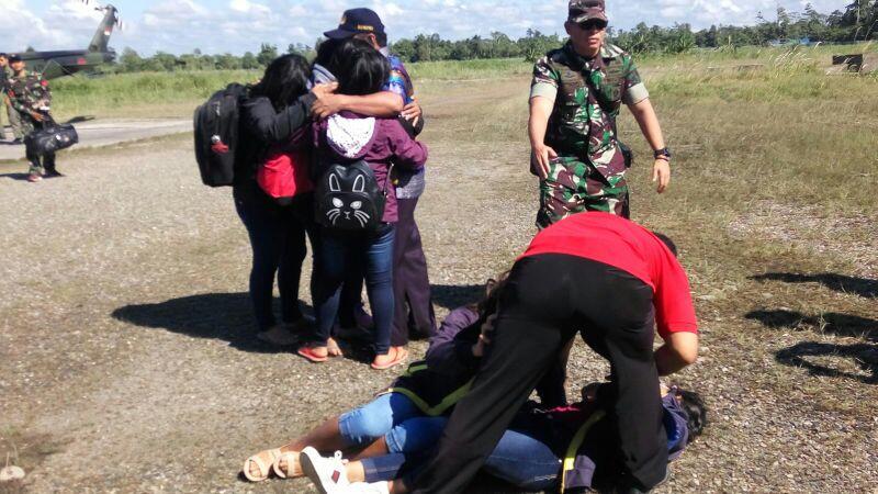 Berhasil Kuasai Kampung Aroanop, TNI Evakuasi 13 Guru dari KKB di Papua