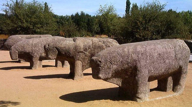 Sebenernya apa sih tujuannya dibangun monumen batu, bre? bingung ah.